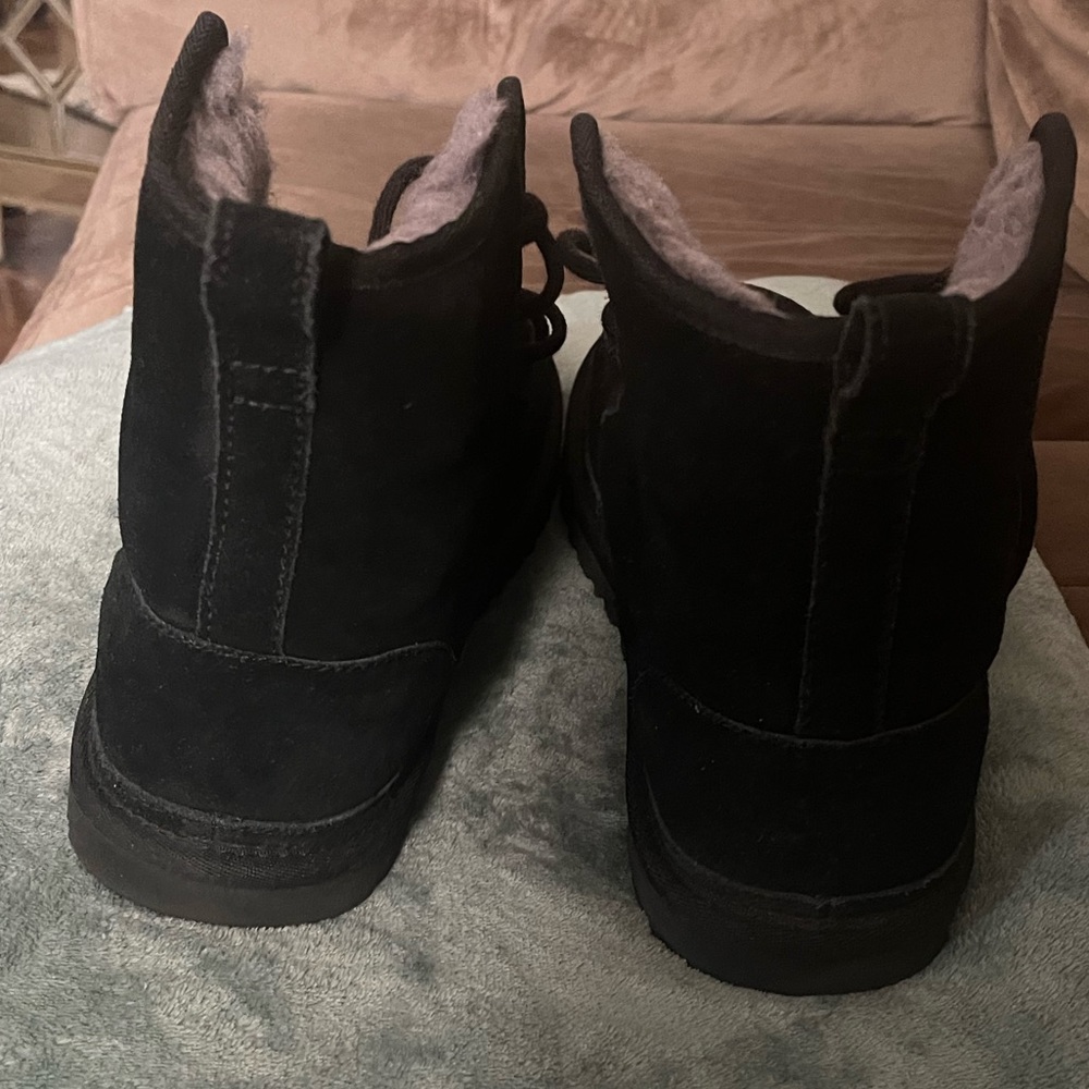 Black chukka men Uggs  size 10 in good condition